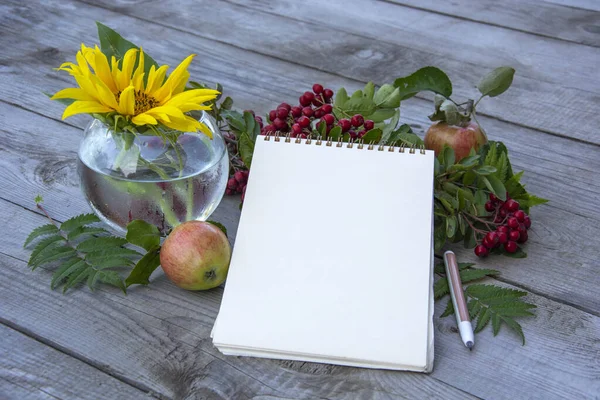 Bloc Notas Blanco Una Mesa Madera Lugar Para Texto Flores Fotos de stock