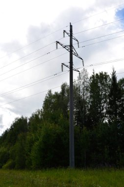 Elektrik direği. Yüksek voltaj hattı. Güç hattı.