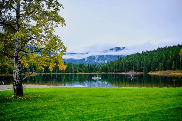 Herfst Gearriveerd Bij Lost Lake Whistler Bos Weerspiegelt Smaragd Stille — Stockfoto
