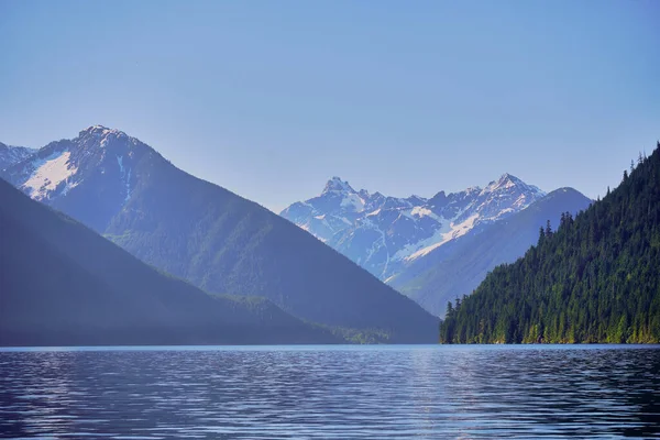 Hermosas Ligeramente Onduladas Aguas Azules Del Lago Chilliwack Sxotsaquel Montañas —  Fotos de Stock