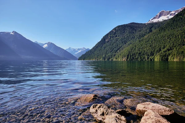 Olhando Longo Chilliwack Lake Sxotsaquel Costa Rochosa Direção Picos Irregulares — Fotografia de Stock