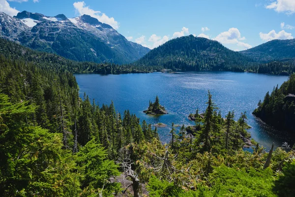 贝德威尔湖座落在蓝色的湖面上 四周环绕着针叶林 湖对岸是大内陆山脉的冰川北面 加拿大不列颠哥伦比亚省温哥华市Strathcona省公园 — 图库照片