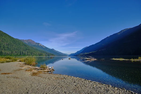 Tranquilo Lago Buttle Parque Provincial Strathcona Ilha Vancouver Reflete Montanhas — Fotografia de Stock