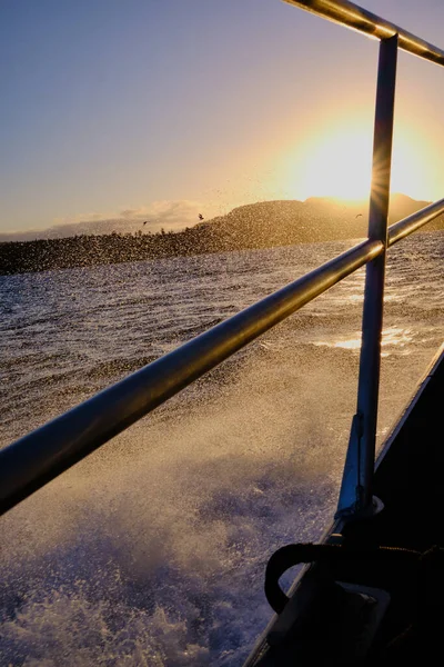 Richtung Osten Die Aufgehende Sonne Schickt Ein Kleines Boot Gischt — Stockfoto