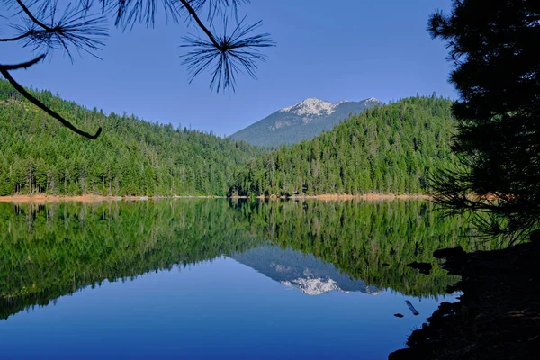 Wateren Van Trinity Lake Zijn Perfect Rustig Waardoor Een Spiegelbeeld — Stockfoto