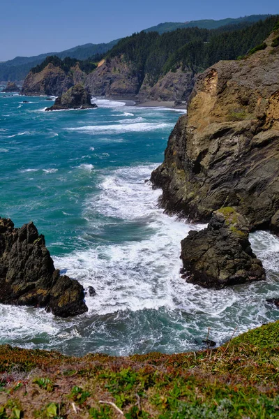Wind Brengt Veel Golven Breken Ruige Kliffen Van Oregon Samuel — Stockfoto