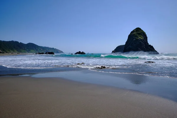 Alors Que Les Vagues Vertes Brisent Sur Plage Déserte Whaleshead — Photo