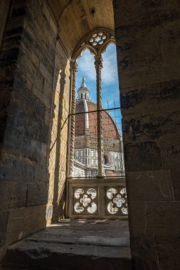 Çan Kulesi 'nin (Campanile) yarısına kadar uzanan taştan kemer yolundan Floransa, İtalya' nın ikonik kubbesine bakıyorum.