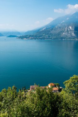 Como Gölü 'nün derin mavi suları Varenna' nın yukarısından Castello di Vezio 'da.