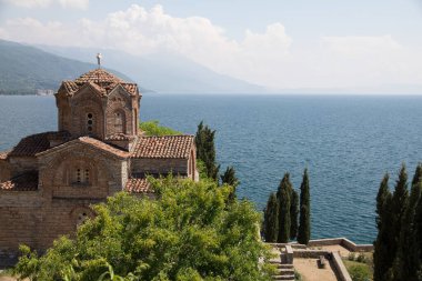 İlahiyatçı Aziz Yahya 'nın küçük kilisesi, Makedonya' nın çarpıcı Ohri Gölü 'nün hemen kenarında yer alan güzel bir simge.