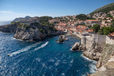Bir yarımadada inşa edilmiş St. Lawrence Kalesi 'ne giden denizleri doğramak için batıya bakıyorum. Görüntü Dubrovnik 'in Hırvatistan' daki eski kent duvarlarından alındı