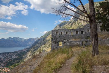 Karadağ 'daki Ford benzeri Kotor Körfezi manzaralı Kotor' un Eski Şehir Duvarları üzerindeki sarp kayalıklar üzerindeki kale kalıntıları
