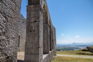 Arnavutluk 'un Şkoder kenti yakınlarındaki Rozafa Kalesi' nin duvarları, güneşli bir günde Drini nehrinin yeşil ve verimli taşkın ovalarına bakıyor.