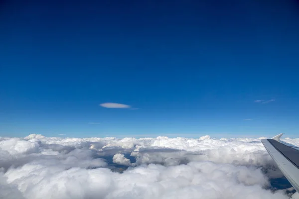 从下降平面俯瞰中欧积云的侧视图 这种水平射门的下三分之一是云彩 头顶深蓝色的天空 — 图库照片
