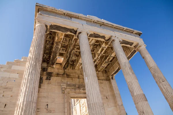 透过大理石柱子 仰望雅典雅典卫城部分埃里克西翁神庙精致雕琢的天花板 清澈蓝天 — 图库照片