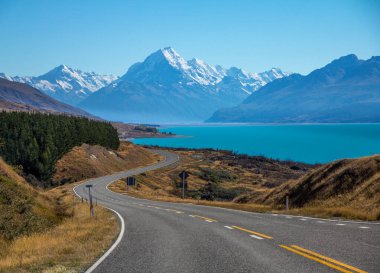 Yeni Zelanda 'nın en yüksek zirvesi olan Aoraki ya da Pukaki Gölü' nün yanındaki erişim yolundan aşçıları da dahil olmak üzere kar ve buzullarla kaplı Yeni Zelanda tepeleri. Yeni Zelanda 'nın Güney Adası.