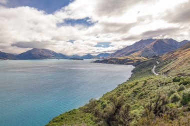 Queenstown, Yeni Zelanda yakınlarındaki Wakatipu Gölü 'nün kıyılarına yaklaşan muhteşem bir yol, orman dağları boyunca gölün başındaki Glenorchy kasabasına çıkar.