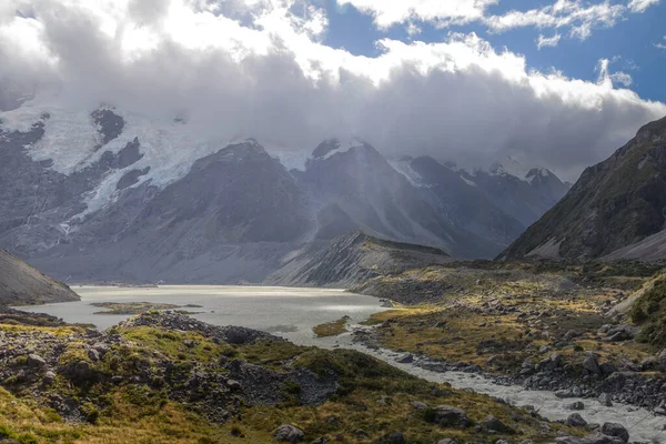 Yeni Zelanda 'nın güney adasının batısındaki Tazman Denizi' nin üzerinden Güney Alpleri 'nin yüksek karla kaplı zirvelerine dökülen ağır bulutlar toplandı..