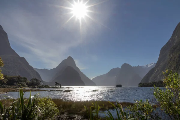 Hermoso Efecto Explosión Estelar Medida Que Sol Acerca Horizonte Picos —  Fotos de Stock