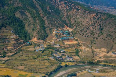 Paro Vadisi, Paro Nehri 'yle Bhutan, Paro havaalanına inen bir uçaktan tarım ve geleneksel konutlar.