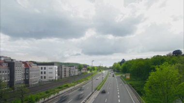 Üzerinde tren rayları olan işlek bir caddenin zaman aşımı