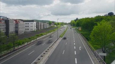 Üzerinde tren rayları olan işlek bir caddenin zaman aşımı