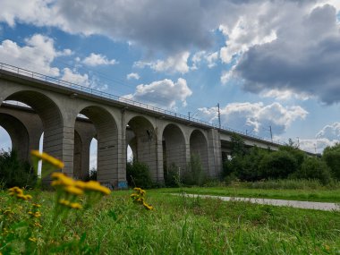 Bulanık önplanlı Talbruecke am Obersee