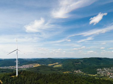 Manzaralı bir tepe üzerinde rüzgar türbinleri..