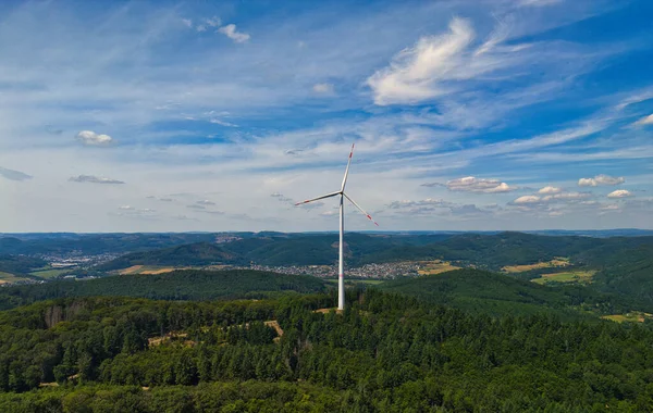 Manzaralı bir tepe üzerinde rüzgar türbinleri..