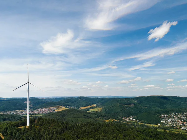 Manzaralı bir tepe üzerinde rüzgar türbinleri..