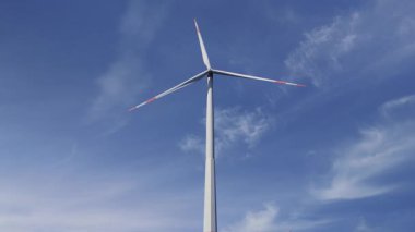 Manzaralı bir tepe üzerinde rüzgar türbinleri..