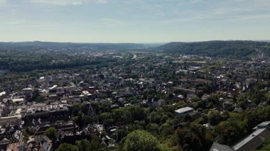 Kilisesi ve çevresindeki yeşillikleri olan bir Avrupa kasabasının havadan görünüşü.