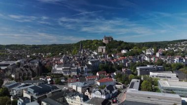 Tarihi binaları ve tepenin üzerinde bir şatosu olan bir Avrupa şehrinin havadan görünüşü.
