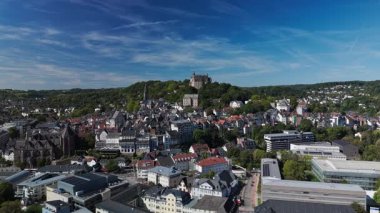 Tarihi binaları ve tepenin üzerinde bir şatosu olan bir Avrupa şehrinin havadan görünüşü.