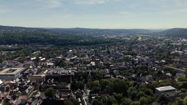 Kilisesi ve çevresindeki yeşillikleri olan bir Avrupa kasabasının havadan görünüşü.