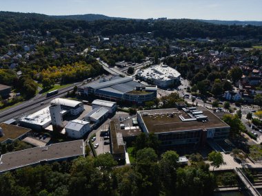 Modern binaları, yolları ve yeşillikleri olan bir banliyö bölgesinin havadan görünüşü.