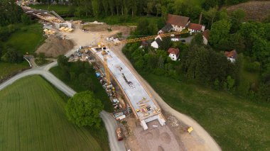 Kırsal alanda yapım aşamasındaki bir köprünün havadan görüntüsü.