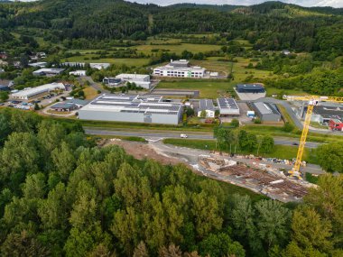 Kırsal alanda yapım aşamasındaki bir köprünün havadan görüntüsü.