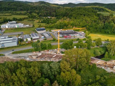 Kırsal alanda yapım aşamasındaki bir köprünün havadan görüntüsü.