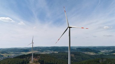 Manzaralı bir tepe üzerinde rüzgar türbinleri..