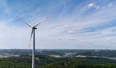 Manzaralı bir tepe üzerinde rüzgar türbinleri..