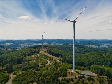 Manzaralı bir tepe üzerinde rüzgar türbinleri..
