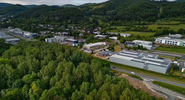 Bereketli yeşil ormanlar ve tepelerle çevrili bir sanayi bölgesinin havadan görüntüsü..