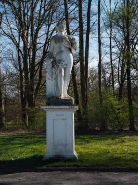 Kassel şehir parkında tanrı Vesta 'yı resmeden eski bir heykel.