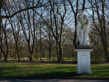 Kassel şehir parkındaki eski heykel Tanrı Lictor 'u tasvir ediyor.