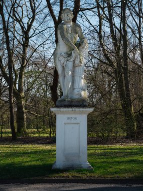 Kassel şehir parkındaki eski heykel Tanrı Lictor 'u tasvir ediyor.