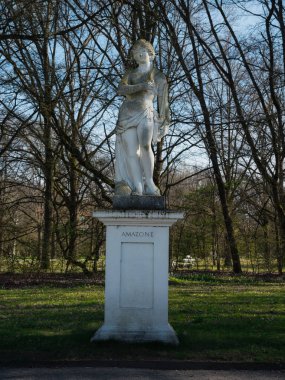 Kassel şehir parkındaki eski heykel bir Amazon tasvir ediyor.