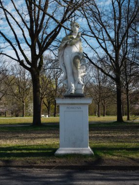 Kassel şehir parkındaki tanrı Pomona 'yı tasvir eden eski heykel.