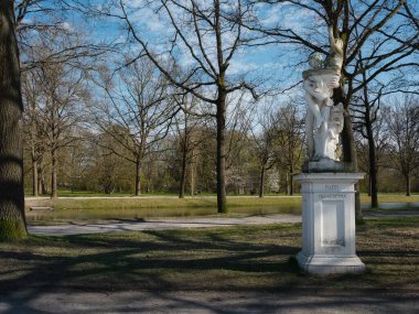 Kassel şehir parkında tanrı Pluto 'yu resmeden eski bir heykel.