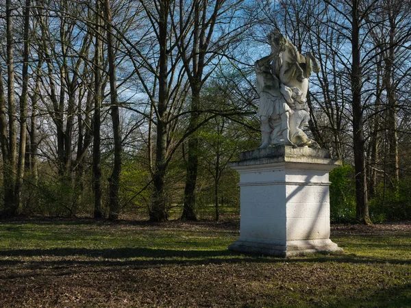 Kassel parkındaki eski heykel bir tanrıyı resmediyor.
